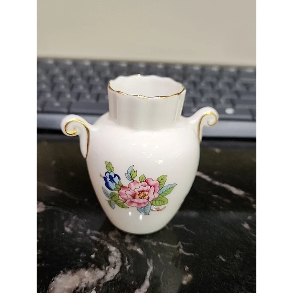 Beatrice Vase Pembroke (Gold Trim) by AYNSLEY, JOHN